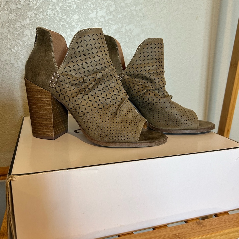 Women’s ankle boots in khaki. Size 9.